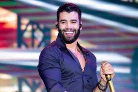 Gusttavo Lima emociona ao presentear menina paranaense de 7 anos com um cavalo