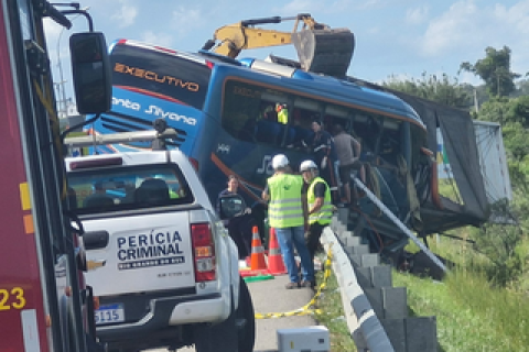Tragédia na BR-116 em Pelotas: ônibus da empresa Santa Silvana se envolve em colisão e deixa 11 mortos