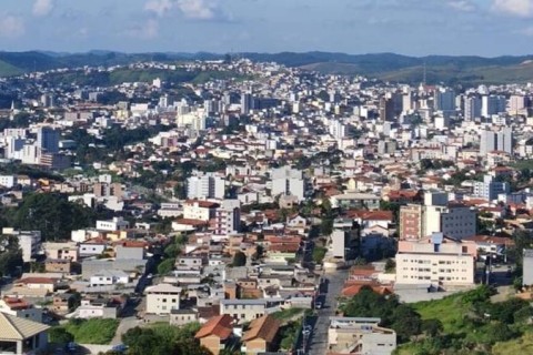 🚨 Suspeito é preso por tráfico após cães farejadores localizarem drogas no Vista Alegre