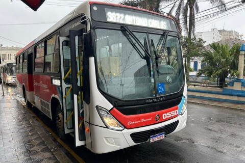 ACIDENTE COM COLETIVO E TRÊS VITIMAS FERIDAS.