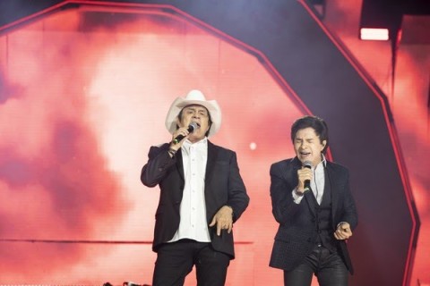 Chitãozinho e Xororó se apresenta em show de final de ano.